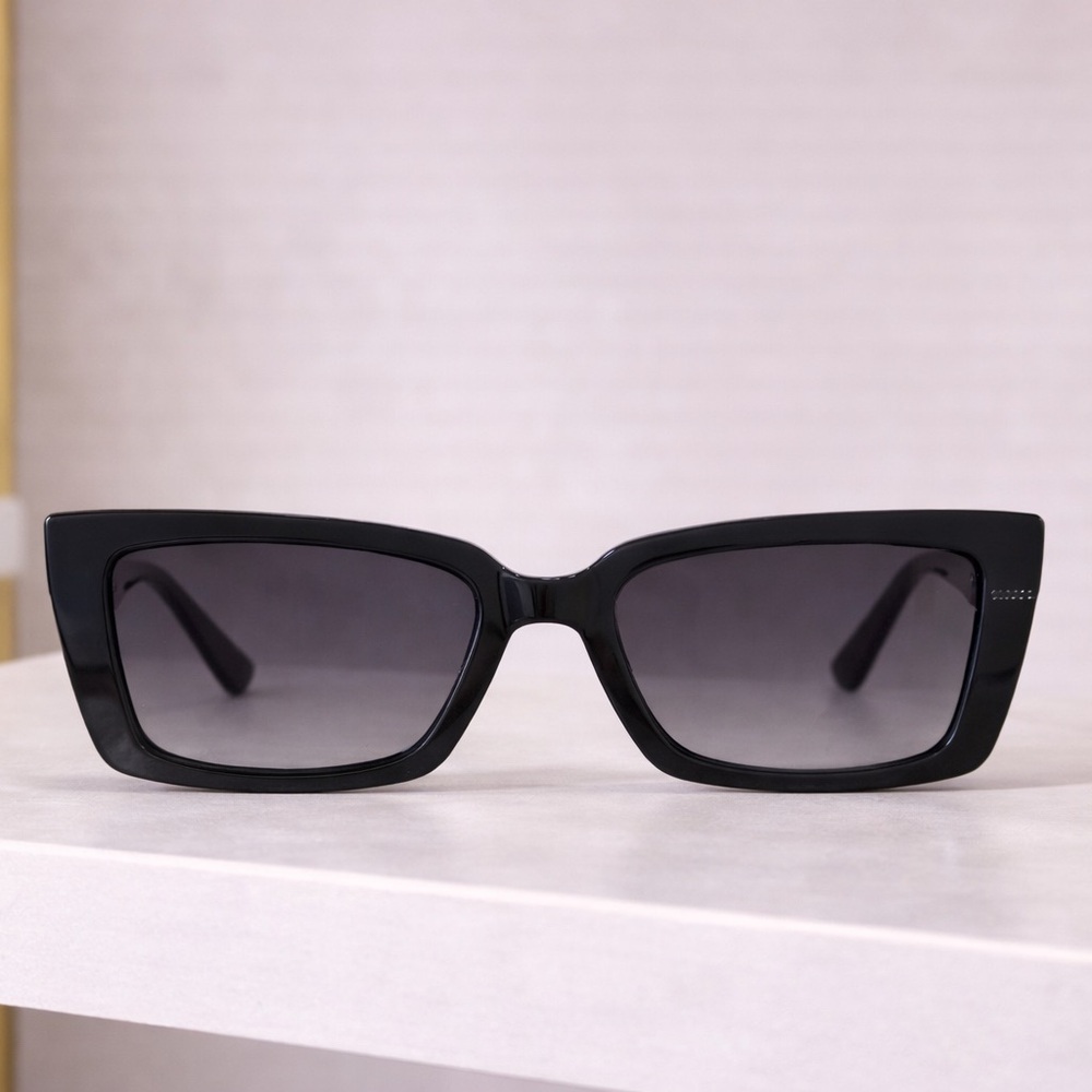 Elegant Black Sunglasses